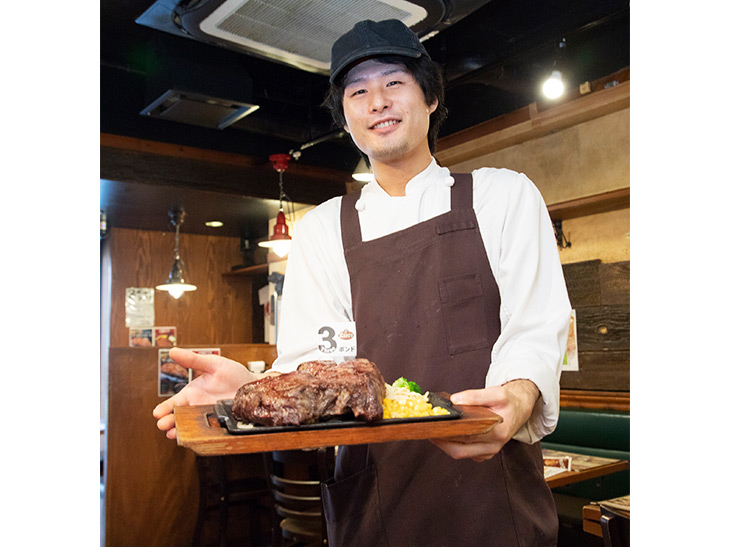 「3ポンドステーキは焼きあがるまでに20~30分かかるので、時間に余裕を持ってお越しください」と店長の松元文教さん