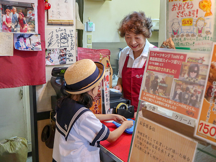 お子さんも常連さんです。お店を切り盛りする内藤寿美子さんは、お客さんの名前まで覚えているので、やさしく声をかけてくれます