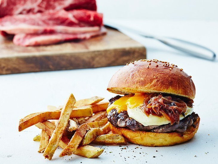 絶対食べたい！ 新宿「ジェイエス バーガーズ カフェ」の黒毛和牛×アメリカンビーフの究極ハンバーガーとは？