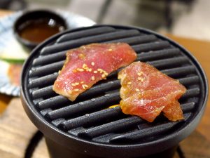 焼肉と同じように鮪の赤身を焼く「まぐろ焼肉」（890円・税抜）。焼くことで旨みが凝縮される