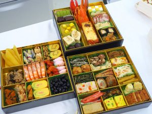 冷凍おせちでの人気1位は博多久松の「博多」（15,800円）。4～5人前、全45品の華やかなお重となっている