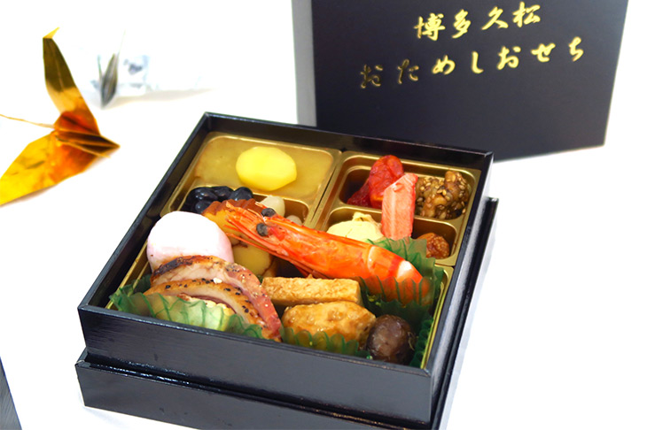 博多久松では2019年のおせちに使われる料理を全18品詰めた「おためしおせち」（500円）を販売。事前に味見ができるのはありがたい。