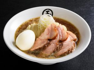 東京駅限定「抜群煮干しらーめん」1,000円。トッピングはチャーシュー、煮卵、ネギ