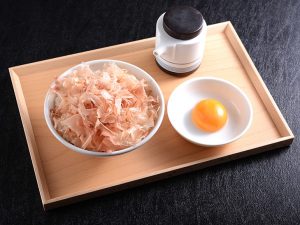 「削りたて鰹ごはん」290円。鹿児島県枕崎産のサバ節と、卵がついてきます