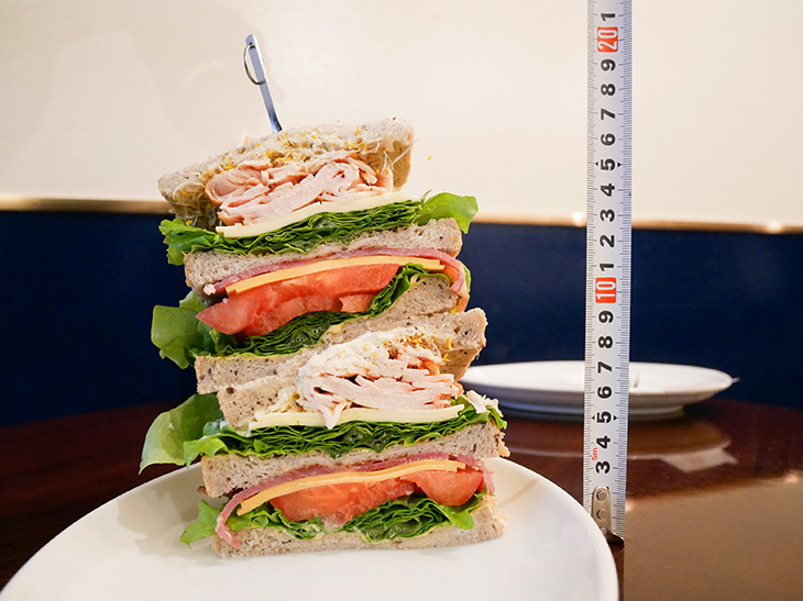高さを測定。串までが21cm、サンドイッチの一番上は約17cm。17cmも口が縦に開く人、果たしているのでしょうか…