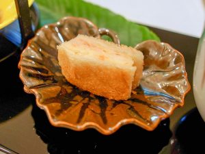ハトシ海老サンド。ハトシとは、海老のすり身などを食パンで挟み揚げたもので、長崎県の郷土料理