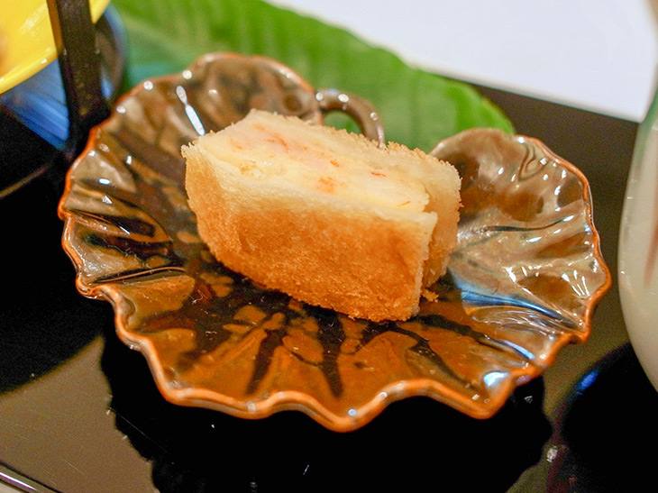 ハトシ海老サンド。ハトシとは、海老のすり身などを食パンで挟み揚げたもので、長崎県の郷土料理
