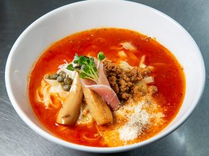 「トマトチーズラーメン」880円 ※春先までの限定メニュー