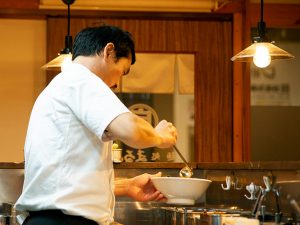 店主の横溝さん。和食とイタリアンの特徴を活かしたラーメンを今後も出す予定とのこと