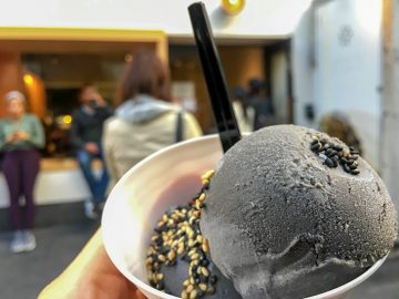 世界一濃い「ごまアイス」ってどんな味？ 約9,000粒のごまを使った超特濃「ごまアイス」を体育会系女子大学生が食べてきた！