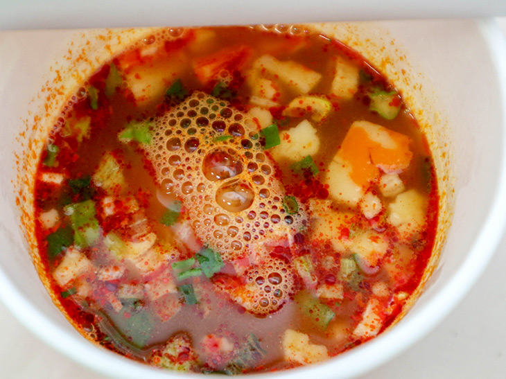 蒙古タンメン中本らしい真っ赤なスープです