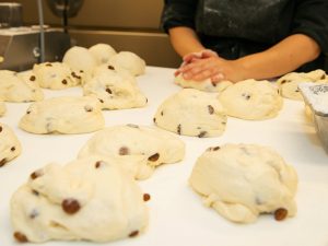 店内で焼き上げるため数に限りが。1日160～190本を作っている