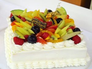 「スクエアフリュイ」（21,600円）は24cm×24cmの大きなケーキ。7種類のフルーツがデコレーションされている。予約は12月15日（土）まで