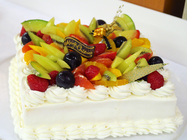 「スクエアフリュイ」（21,600円）は24cm×24cmの大きなケーキ。7種類のフルーツがデコレーションされている。予約は12月15日（土）まで