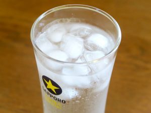 氷が溶け始めて、ようやく一般的なチューハイぐらいのアルコール度数になる。完全に冷えていないときでも手早く冷えたチューハイを飲めるのがうれしい