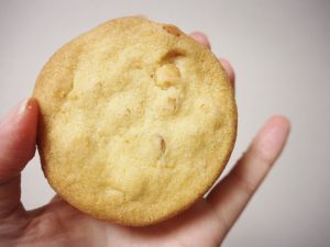 香ばしく焼き上げられたクッキー。サイズは手のひらサイズです。