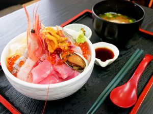 海のない足立区で海鮮丼？ 水産物専門の市場で食べられる、人気NO.1の海鮮丼は最後の一口まで旨すぎた！
