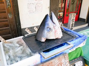 店頭にはマグロの頭がドーン！　その下のケースでは、今朝とれたアジなど近海モノの魚を販売