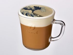 「カフェラテメニュー」1杯と展示作品の「ネスカフェ フォトラテ」1枚の体験セット 300円（税込）