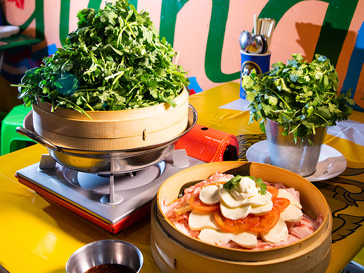 タイ屋台料理 999 のパクチー鍋が進化 今シーズンはトロトロチーズの合体感がスゴイ 食楽web