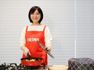 発表会では料理研究家の坂下千恵さんがゲストとして登場。プロとしての目線から『サーモス 取っ手のとれるフライパン』の魅力に迫った