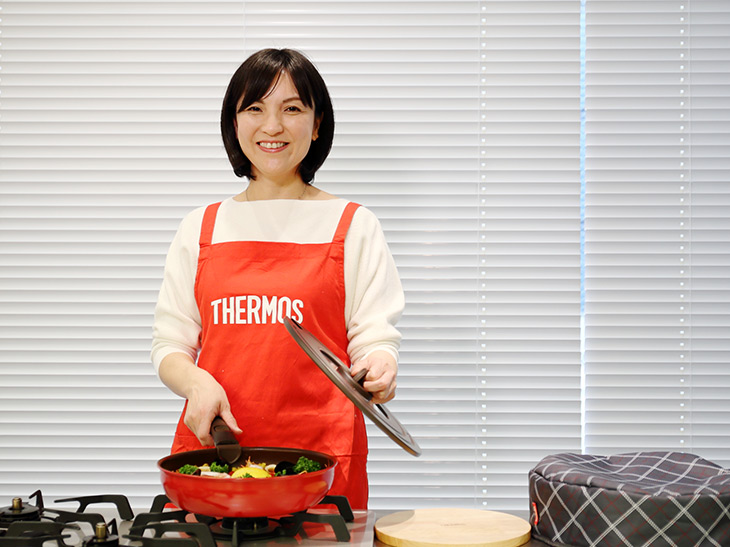 発表会では料理研究家の阪下千恵さんがゲストとして登場。プロとしての目線から『サーモス 取っ手のとれるフライパン』の魅力に迫った
