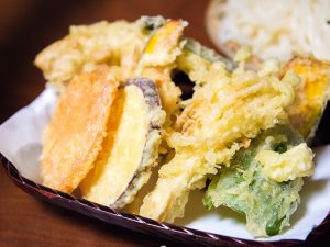 カボチャの天ぷらは100g（およそ3切れ）で、タンパク質3g、脂質12g、炭水化物24g、182kcal