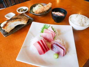 「三崎市場のまぐろづくし定食」2,300円。刺身、焼き、揚げとゴージャス！