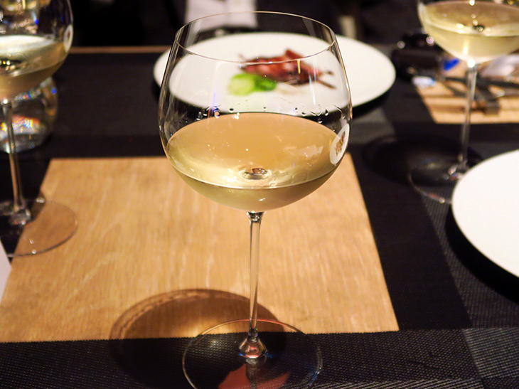 香りを楽しむタイプの日本酒なので、口の広いワイングラスで提供された