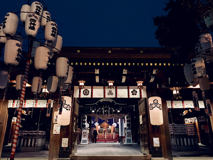 歩いてすぐの場所にある「櫛田神社」には、博多祇園山笠が奉納されている。不老長寿の水や力石など、見どころの多い神社だ