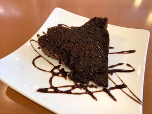 この日のデザートはチョコレートケーキ。もちろん甘いものは別腹