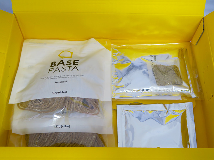 「BASE RAMENセット」（980円）は、細麺のBASE PASTA2袋、豚骨醤油スープ、ラーメン凪監修のすごい煮干スープがセットになっている