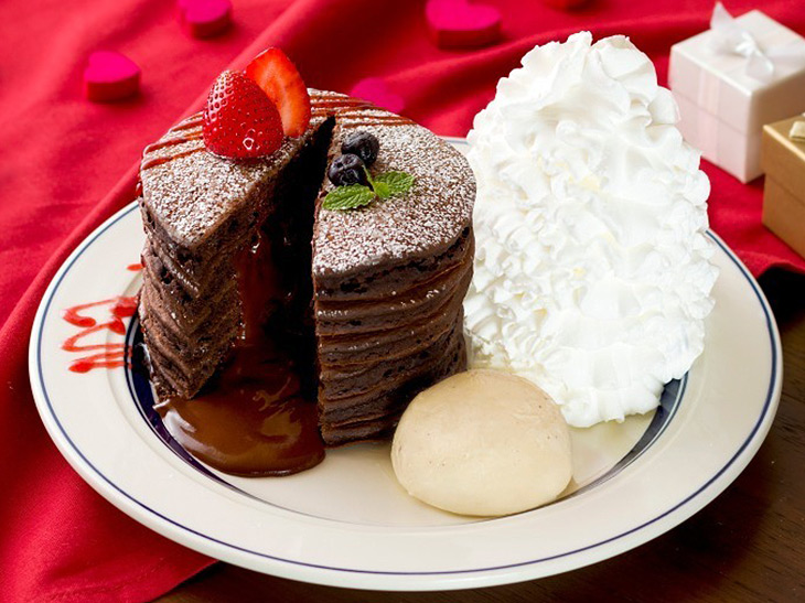 濃厚チョコで福来たる！ 『エッグスンシングス』から新年＆バレンタインにぴったりな期間限定パンケーキが登場
