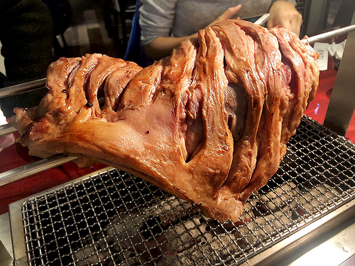 上野にある羊肉の天国 喜羊門 の 羊もも肉の丸焼き が死ぬほど旨い理由 食楽web