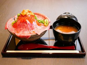 「黒毛和牛 肉ドレス海鮮丼」1,600円。お味噌汁がセットに