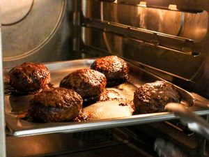 スチームコンベクションオーブンで焼くと、肉汁がハンバーグの中に広がり、ふくらんでいきます