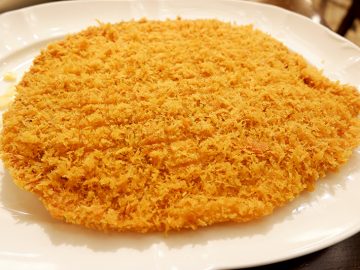 老舗『ニュートーキヨー』で伝統の超巨大「カミカツ」を、60cmのガーリックトーストと一緒に食べてきた！