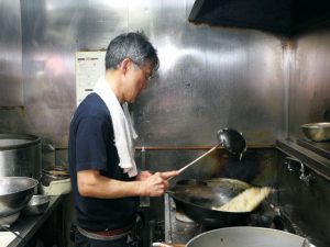 開店から35年、鉄鍋を振るい続け、若者の胃袋を満腹にしてきた店主の川道清次さん