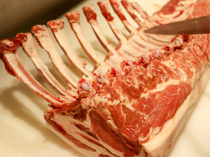 「骨付とんかつ」は、茨城県産「瑞穂いも豚」の骨付リブロースを使用しています