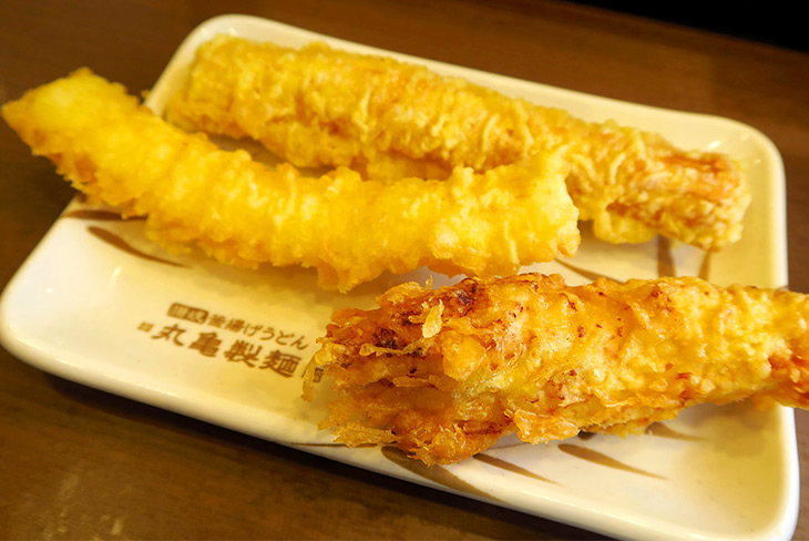 サクサクの天ぷらは丸亀製麺でうどんを食べるならぜひ一緒に注文したい。同店の天ぷらはだしとの相性にこだわって作られているそうだ
