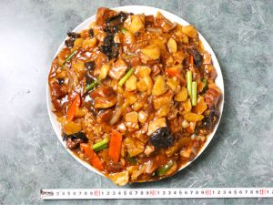 「ジャンボ豚角煮かけご飯」2500円。お皿の直径は約30cm。ゴハンがみえないほど具がたっぷり