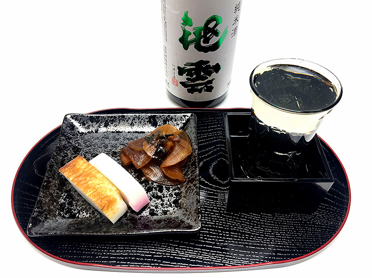 「グイっと一杯 舞鶴地酒セット」の「池雲」純米（1合）とおつまみ2品。500円（税込）