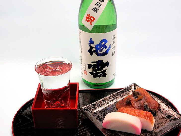 「グイっと一杯 舞鶴地酒セット」の「池雲」純米吟醸（1合）とおつまみ2品。500円（税込）