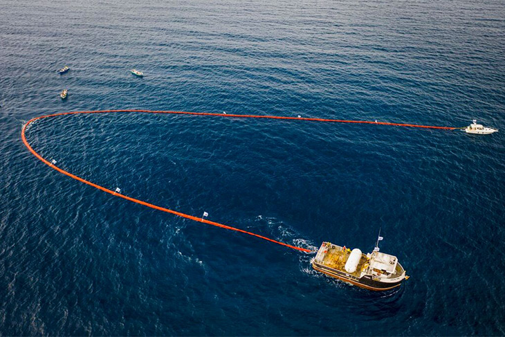 ソーダストリムのプロジェクト「プラスチックファイターズ」では、海上のマイクロプラスチックを舟で一網打尽にして排除に成功