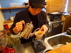 ネルドリップコーヒーを淹れる藤原氏。「ネル」と呼ばれる布フィルターでコーヒーを抽出する