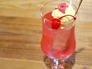 桜の花にシロップを使用した「桜クリームソーダ」（700円）は、爽やかな酸味と華やかなピンク色が特徴