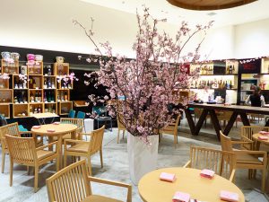 イベント開催中は館の中央に大きな桜の木が置かれており、テーブルで日本酒を飲みながらインドア花見が楽しめる
