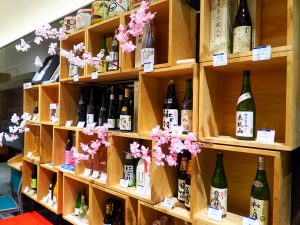 館内で提供される日本酒のラインナップは3～4週間のサイクルで入れ替わる。これらの日本酒は購入可能だが、人気の銘柄はすぐに売り切れるそうだ
