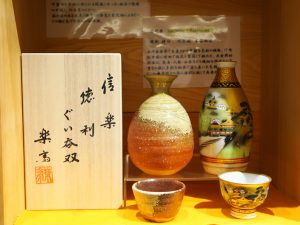 写真は滋賀県の信楽焼の酒器。これらの焼物の酒器の販売はなく展示のみだが、お酒が好きな人なら眺めるだけでも楽しめるはず