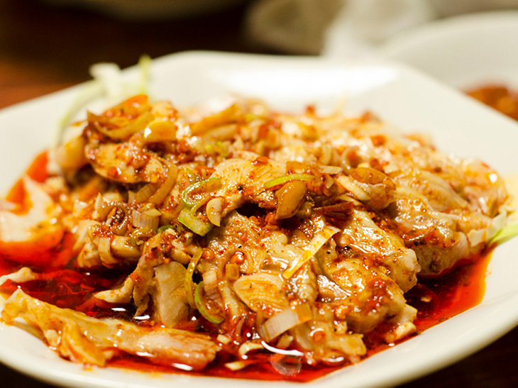 『香辣妹子』（板橋）のよだれ鶏は、自家製調味料を使った本場の味です